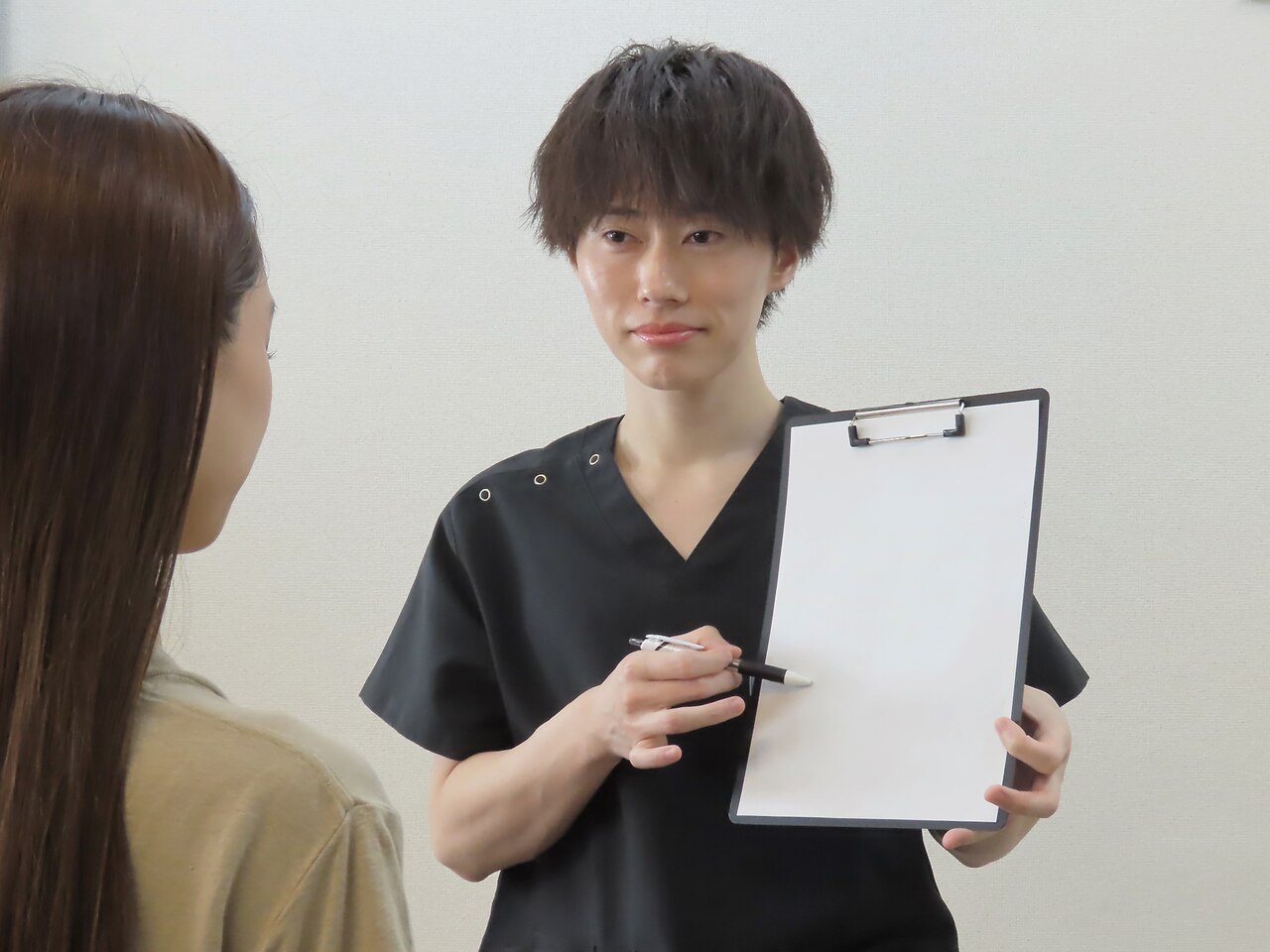 施術前に身体の状態を説明するカウンセリング